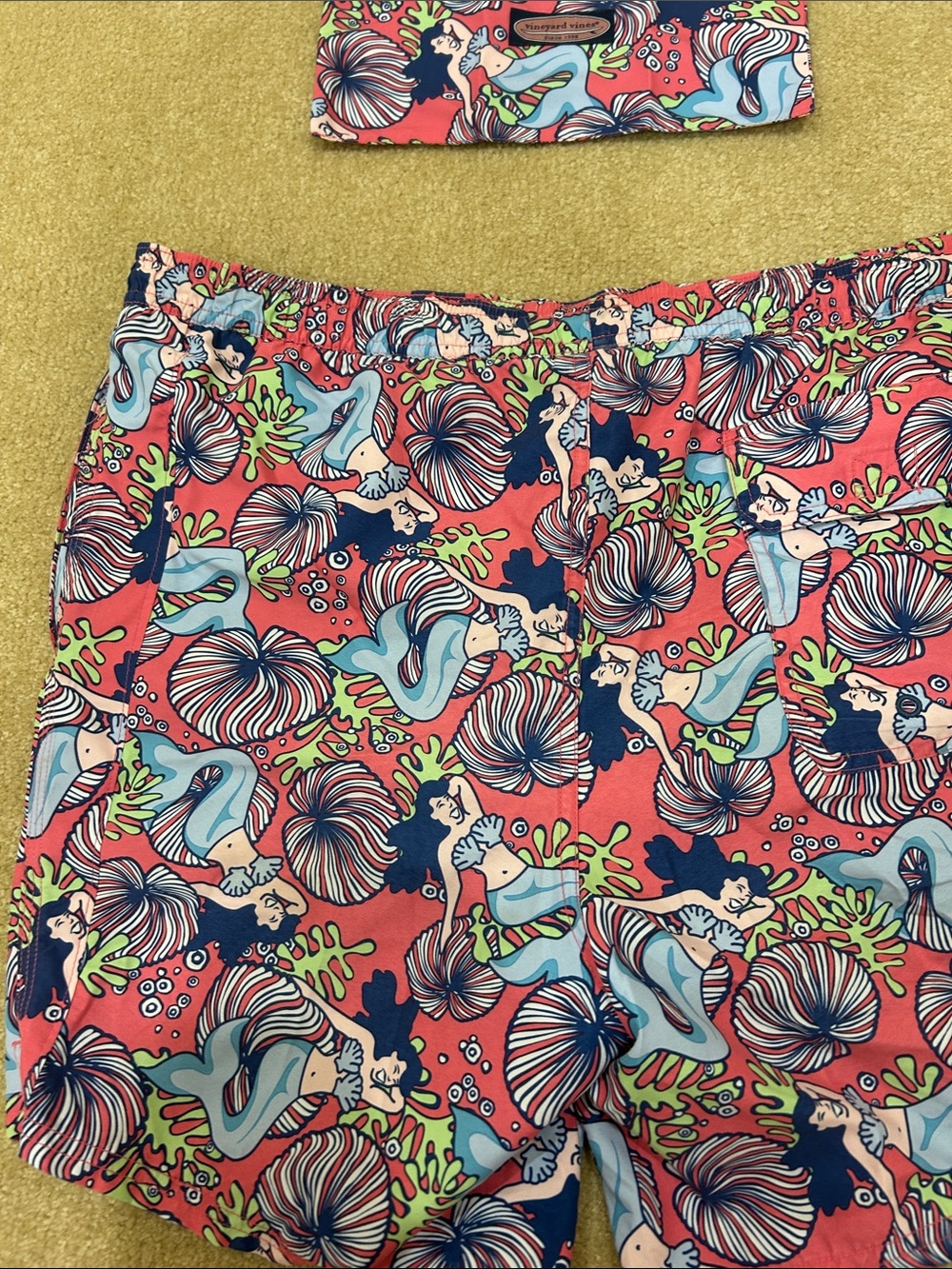 New Vineyard Vines Colorful Mermaid & Shell Print Swim Trunks and Pouch - Picture 12 of 15